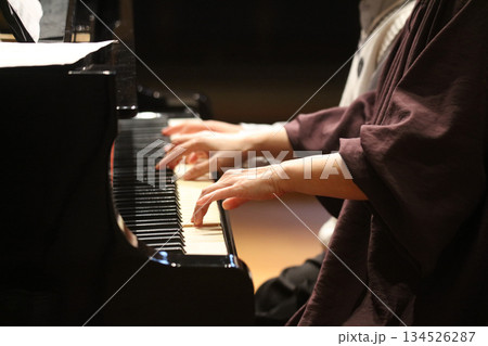 ピアノを弾く様子 134526287