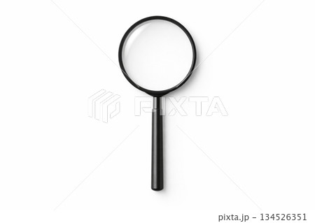 白い背景に置かれたシンプルな黒いルーペ 134526351