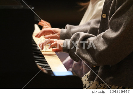 ピアノを弾く様子 134526447
