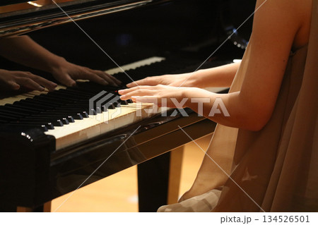 ピアノを弾く女性 134526501