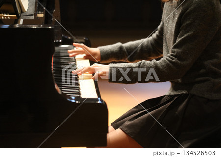 ピアノを弾く女性 134526503