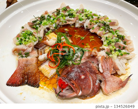 中国宴会料理・孔雀开屏蒸石斑鱼（ハタの中華蒸し） 134526849
