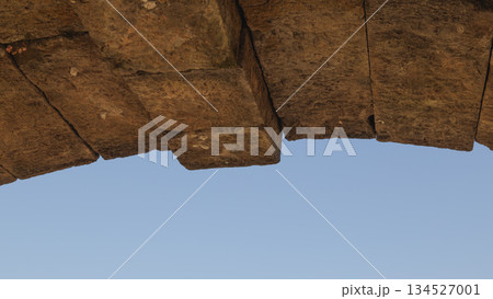 青空に映える古い石造のアーチ橋 134527001