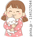 猫を抱きしめるかわいい女の子のほのぼのイラスト 134527044