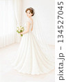 白いウェディングドレスの花嫁イラスト 134527045