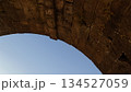 古い石造りのアーチ橋の向こうに見える空 134527059