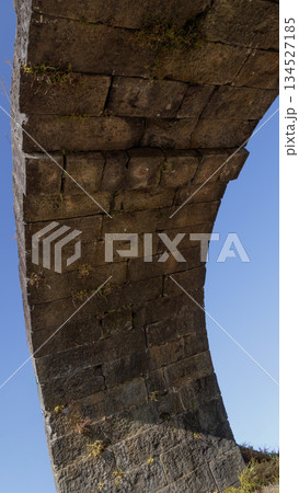 古い石造りアーチ橋を真下から見上げる風景 古い石造りアーチ橋を真下から見上げる風景 134527185