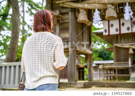 新緑の境内で佇む女性 新緑の境内で佇む女性 134527860