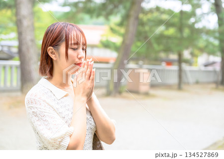 神社で祈る女性 134527869