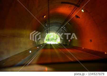 車内から見たトンネルの出口の光景 車内から見たトンネルの出口の光景 134527879
