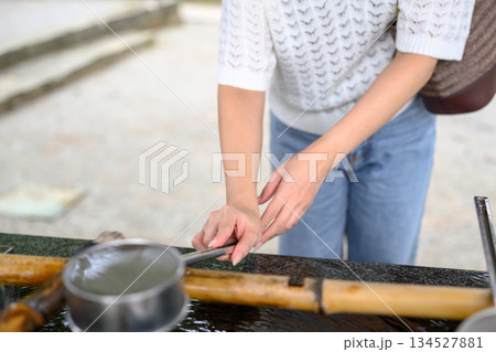 手水舎で柄杓を持つ女性 手水舎で柄杓を持つ女性 134527881