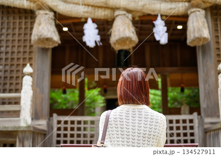 神社で参拝する女性の後ろ姿 神社で参拝する女性の後ろ姿 134527911