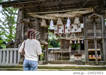 島根県の水若酢神社を参拝する女性 134527913