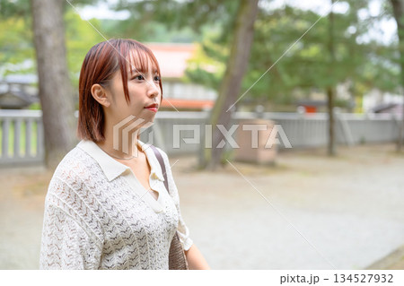 白い服の女性が神社を散策する 白い服の女性が神社を散策する 134527932