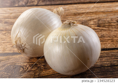 Ripe juicy white onion bulb Ripe juicy white onion bulb 134528123