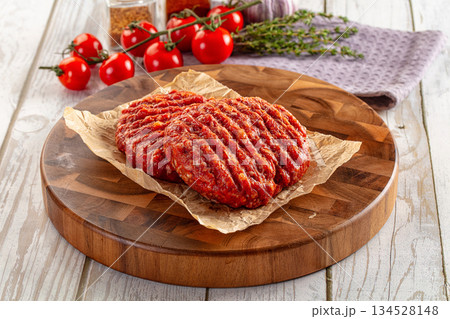 Raw uncoocked red beef round cutlet Raw uncoocked red beef round cutlet 134528148