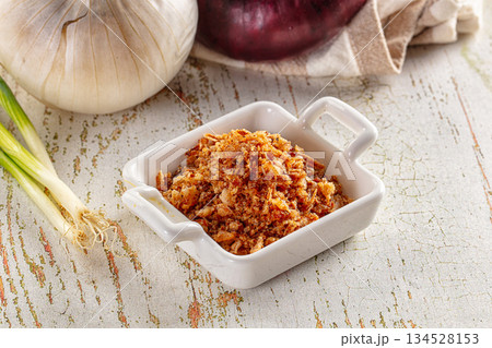 Roasted dry golden dehydrated onion Roasted dry golden dehydrated onion 134528153