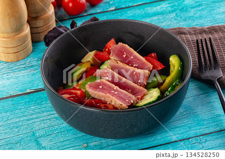 Salad with tuna tataki and avocado 134528250