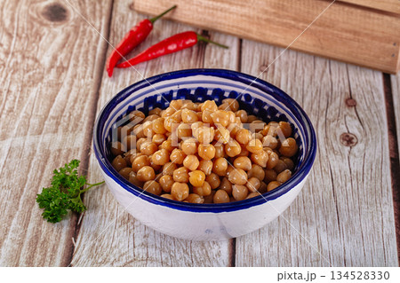 Boiled chickpea beans in the bowl 134528330