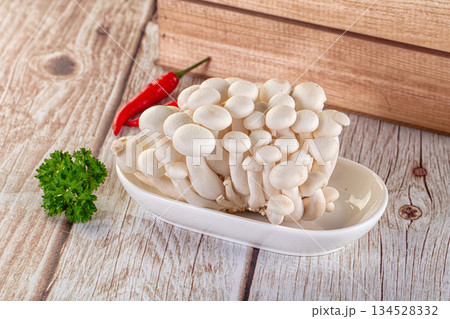 Raw asian mushrooms buna shimeji 134528332