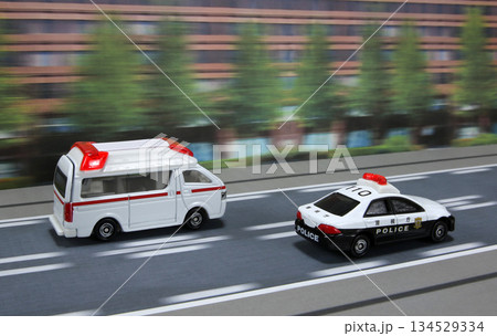 緊急自動車　救急車　パトカー　イメージ 134529334