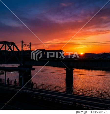 【AI生成】夕暮れ時の鉄道風景 1099665 134530372