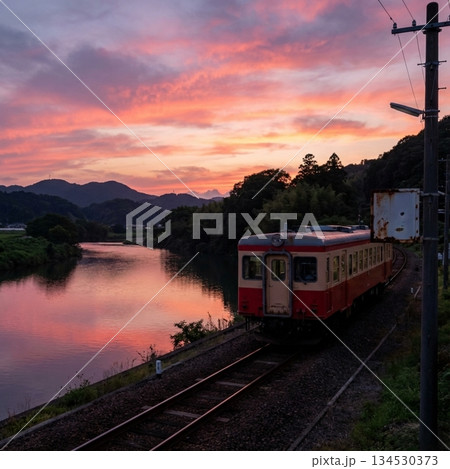 【AI生成】夕暮れ時の鉄道風景 1099664 134530373