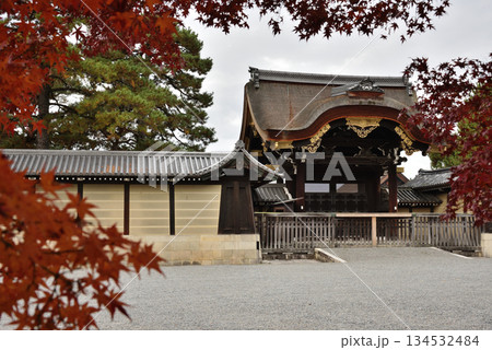 京都御苑　モミジに包まれる建春門(京都市上京区) 134532484