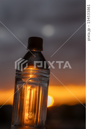 夕暮れの空とペットボトル_縦 134533861