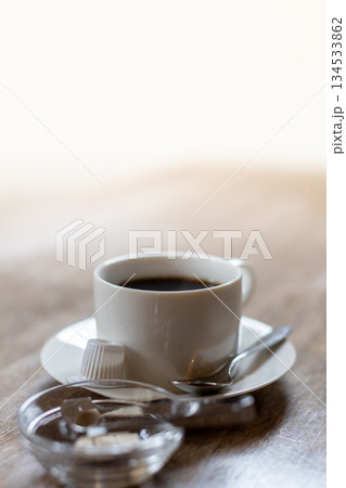 カフェのコーヒーと白い余白_縦 134533862