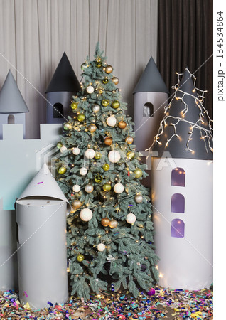 Christmas tree with Christmas tree toys 134534864
