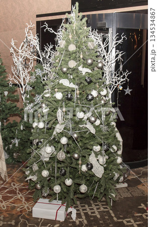 Christmas tree with Christmas tree toys 134534867