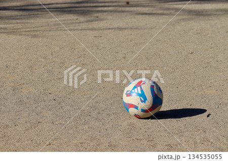 誰もいない公園に置き去られたサッカーボール・2 134535055