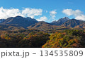 紅葉の清里高原と初冠雪の八ヶ岳のドローン空撮写真 134535809
