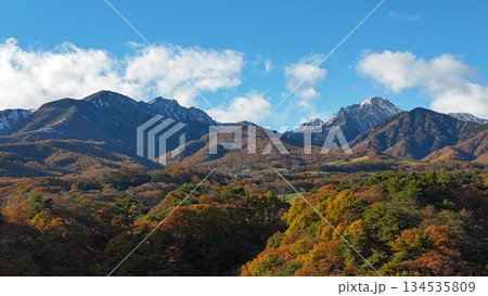 紅葉の清里高原と初冠雪の八ヶ岳のドローン空撮写真 134535809