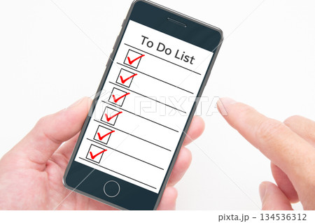 スマートフォンのTo Do Listをチェックする人の手元 スマートフォンのTo Do Listをチェックする人の手元 134536312