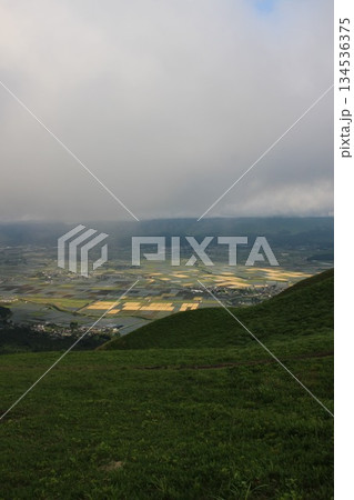 『熊本県阿蘇市”大観峰”阿蘇の自然と雲』　大観峰展望台からの眺望　山と街並み 134536375