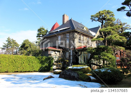 雪と紅葉の藤田記念庭園　洋館　有形文化財　弘前市　青森県　天守閣　 134537085