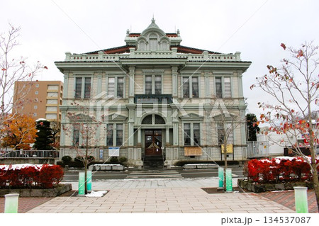 紅葉の青森銀行記念館　重要文化財　弘前市　青森県　　 134537087