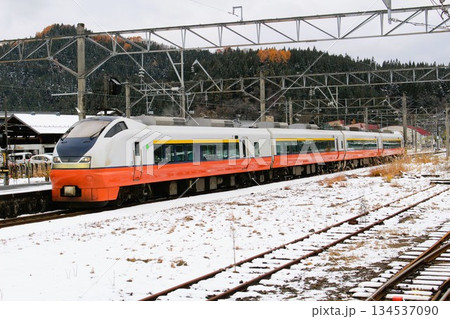 雪の奥羽本線751系電車　特急つがる　大鰐温泉駅　青森県　 134537090