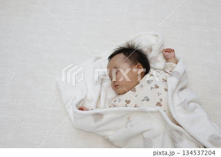 生後10ヶ月の女の子の赤ちゃんがお昼寝する可愛い寝顔。 134537204