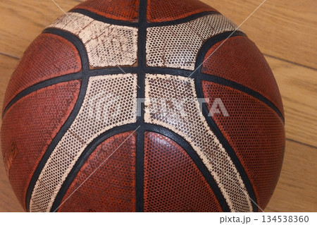 古いバスケットボールのシームのアップ 134538360