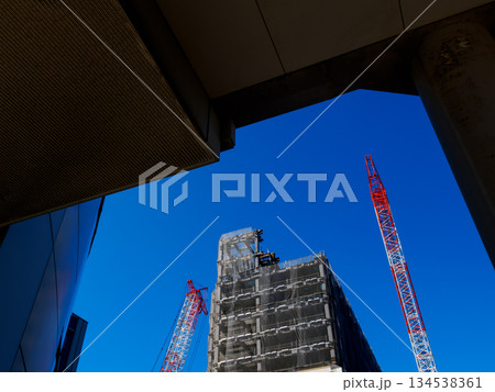 青空の下で建造物を建設する工事現場 134538361
