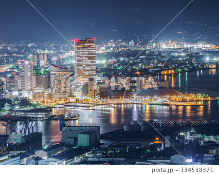 屋島の頂上からみる香川県の高松市の夜景 屋島の頂上からみる香川県の高松市の夜景 134538371