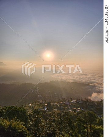 ネパール・ポカラ・サランコット展望台の朝日と雲海 134538387