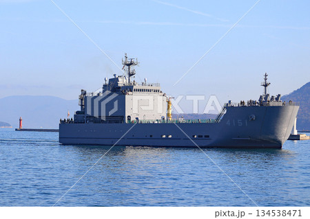 入港してきた自衛隊海上輸送群の輸送艦 134538471