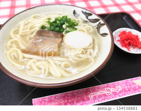 沖縄そば　三枚肉とかまぼこのあっさり出汁　沖縄料理 134538881