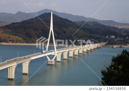 高台から望む海と周防大橋 134538938