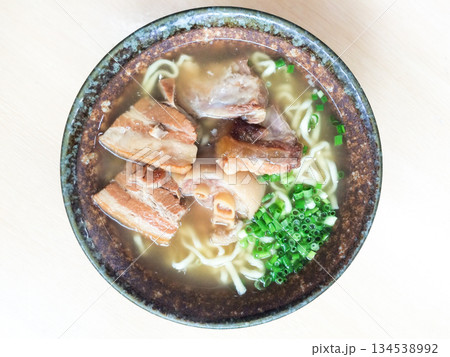 沖縄そば　三枚肉とソーキ入り　うちなー　沖縄料理 134538992