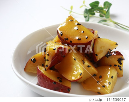 大学芋　アップ　白背景 134539037